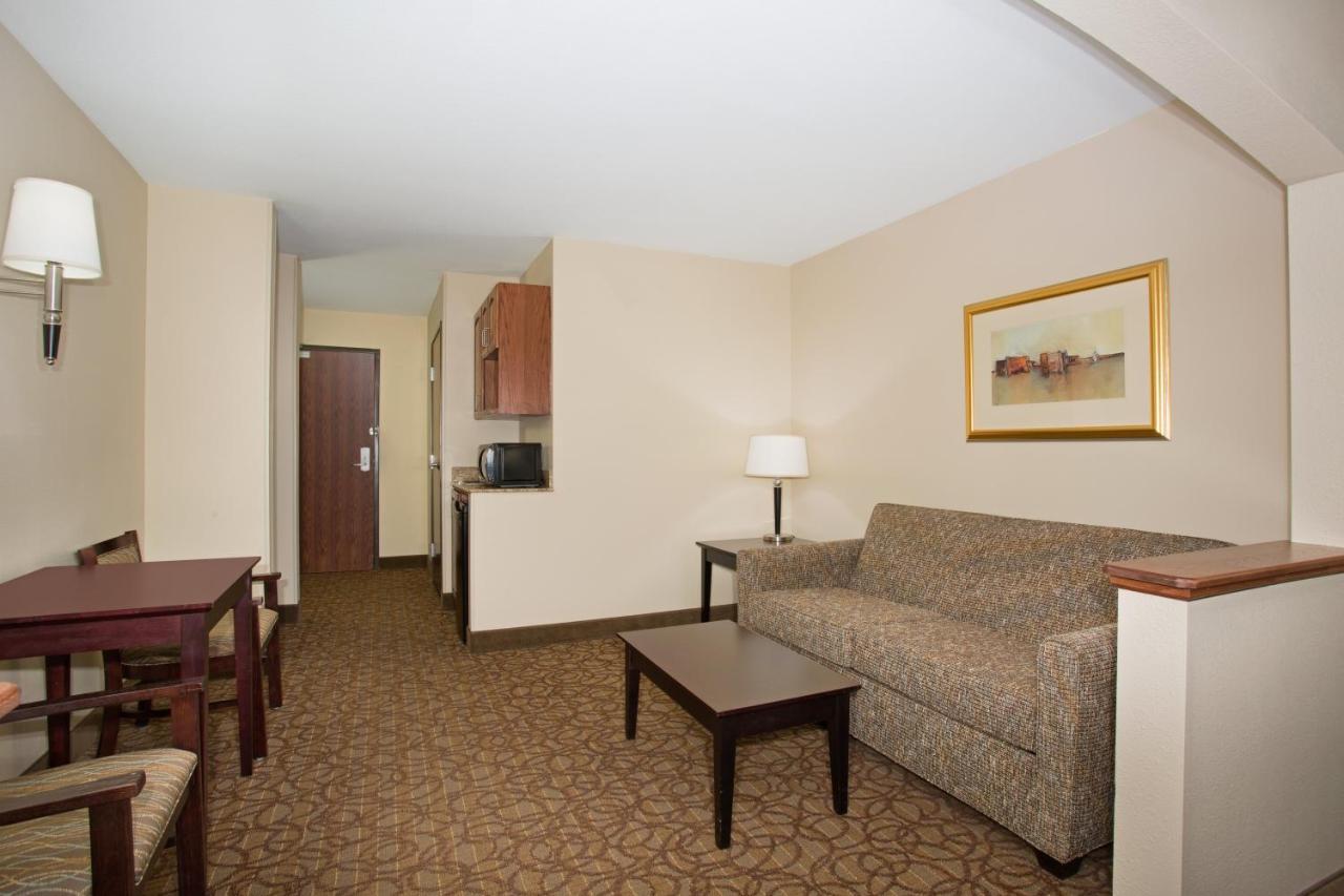 Holiday Inn Express Hotel & Suites Concordia Us 81 By Ihg Exterior foto