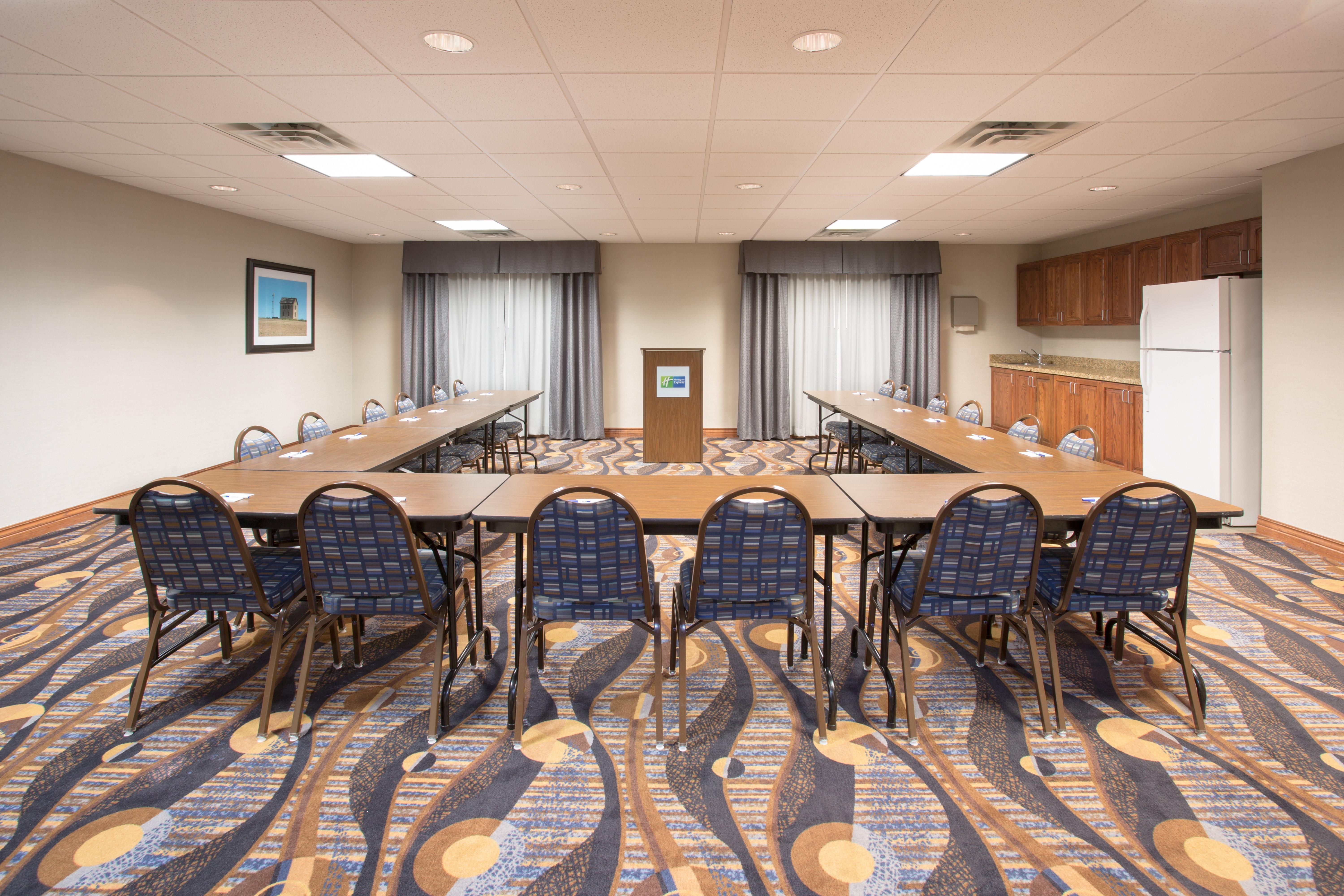 Holiday Inn Express Hotel & Suites Concordia Us 81 By Ihg Exterior foto