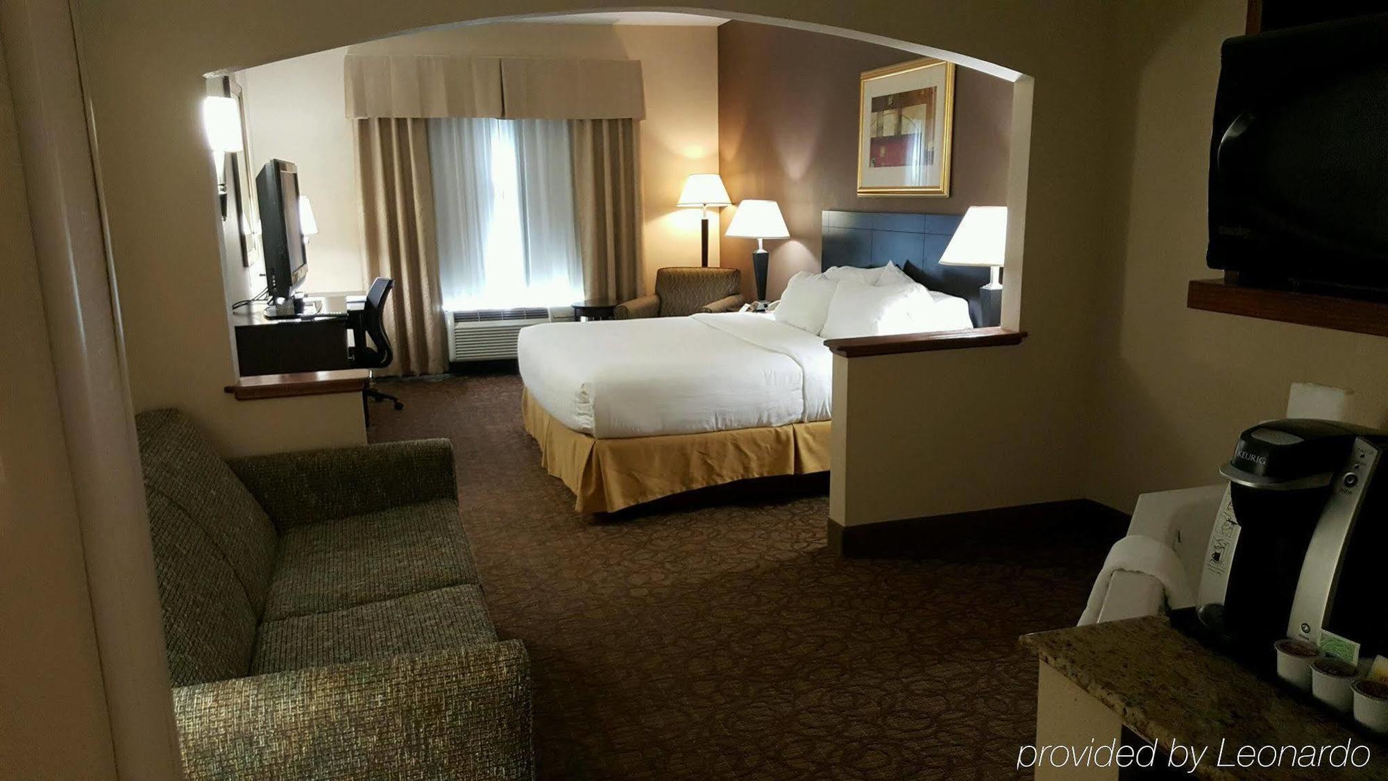 Holiday Inn Express Hotel & Suites Concordia Us 81 By Ihg Exterior foto